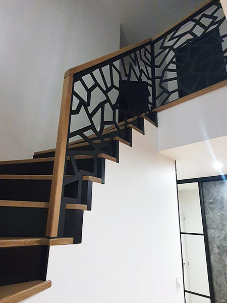 Escalier à l'anglaise en bois et garde-corps en bois et métal