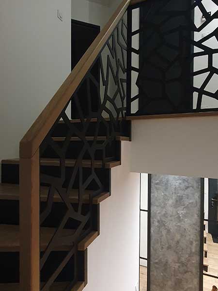 Escalier à l'anglaise en bois et garde-corps en bois et métal