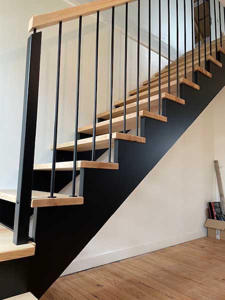 Escalier à l'anglaise en bois et garde-corps en bois et métal