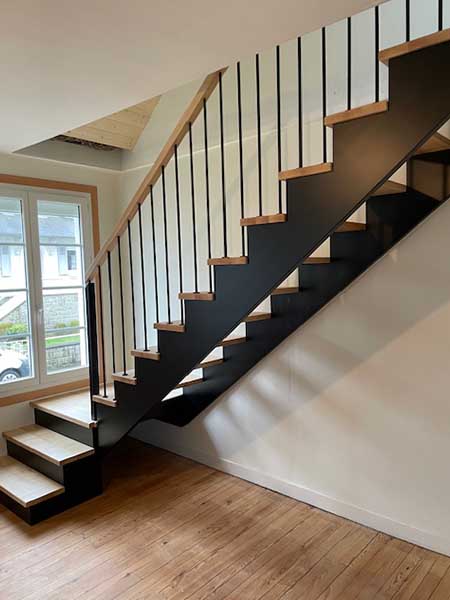 Escalier à l'anglaise en bois et garde-corps en bois et métal