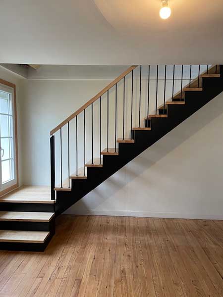Escalier à l'anglaise en bois et garde-corps en bois et métal