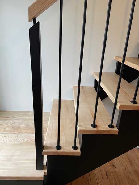 Escalier à l'anglaise en bois et garde-corps en bois et métal