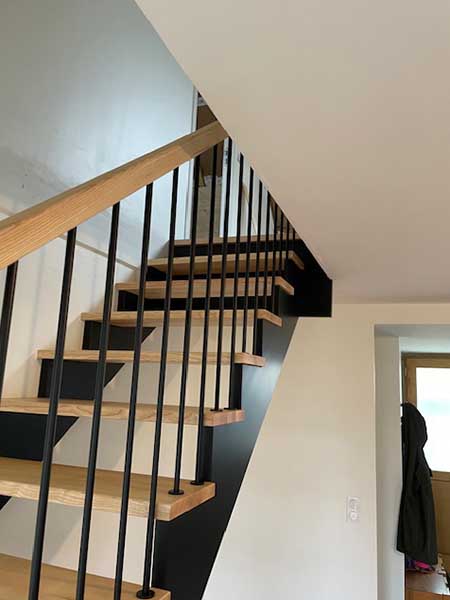 Escalier à l'anglaise en bois et garde-corps en bois et métal
