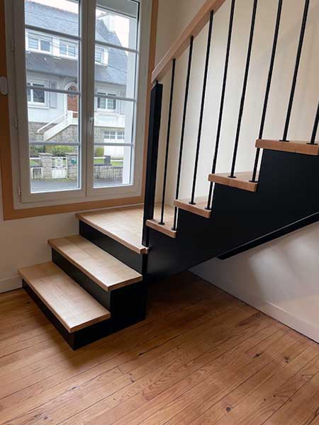 Escalier à l'anglaise en bois et garde-corps en bois et métal