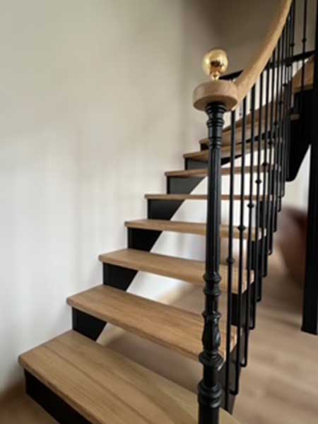 Escalier à l'anglaise en bois et garde-corps en bois et métal
