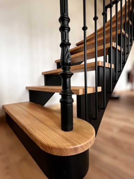 Escalier à l'anglaise en bois et garde-corps en bois et métal