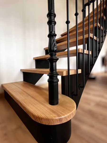 Escalier à l'anglaise en bois et garde-corps en bois et métal