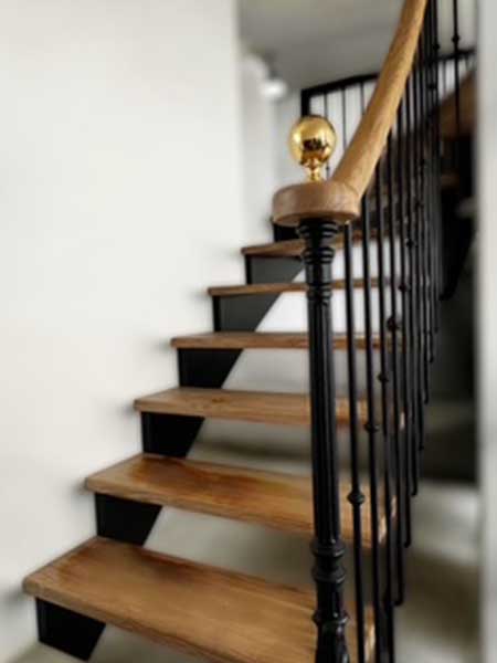 Escalier à l'anglaise en bois et garde-corps en bois et métal