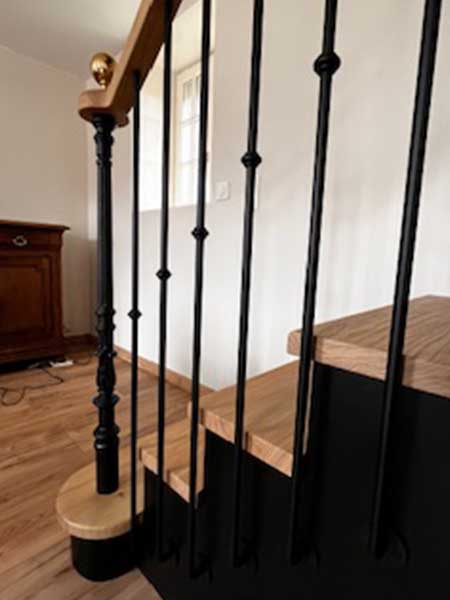 Escalier à l'anglaise en bois et garde-corps en bois et métal
