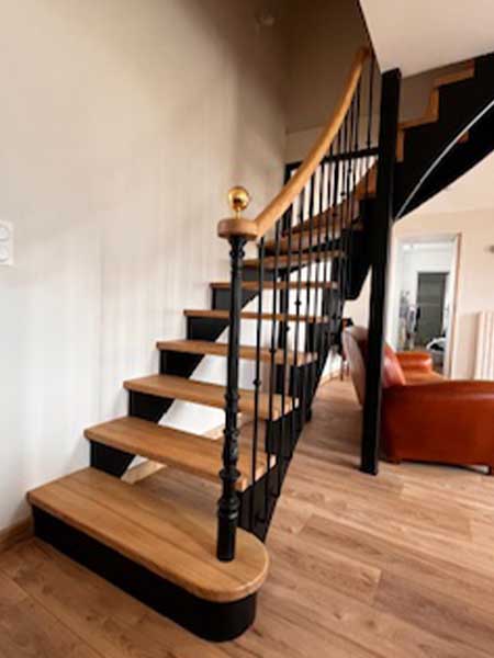 Escalier à l'anglaise en bois et garde-corps en bois et métal