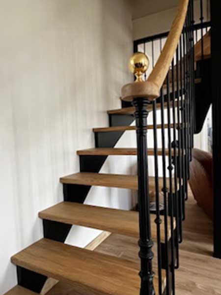Escalier à l'anglaise en bois et garde-corps en bois et métal
