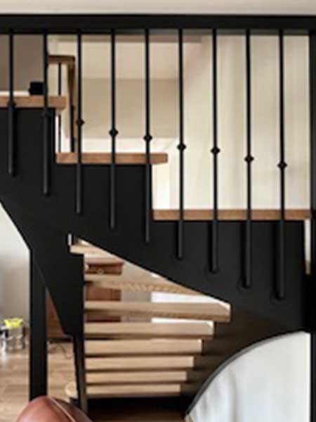 Escalier à l'anglaise en bois et garde-corps en bois et métal