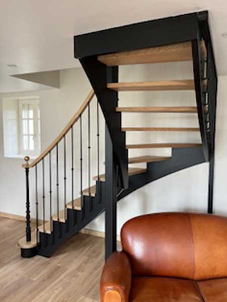 Escalier à l'anglaise en bois et garde-corps en bois et métal