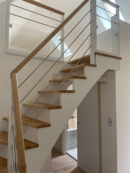 Escalier à l'anglaise en bois et garde-corps en bois et métal