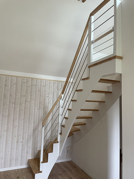 Escalier à l'anglaise en bois et garde-corps en bois et métal
