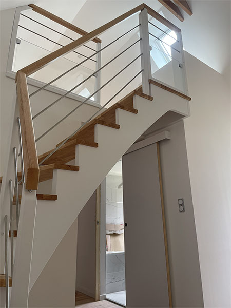 Escalier à l'anglaise en bois et garde-corps en bois et métal