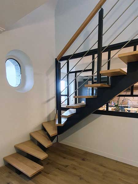 Escalier à limon central en bois et métal