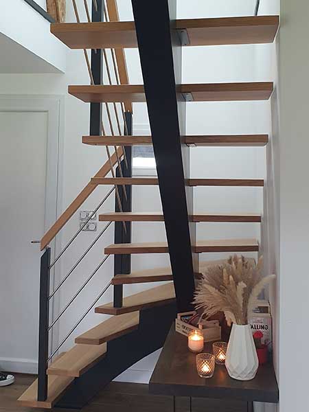 Escalier à limon central en bois et métal