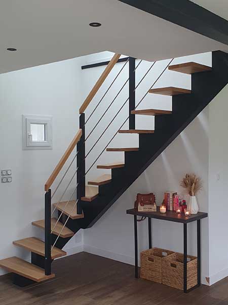 Escalier à limon central en bois et métal