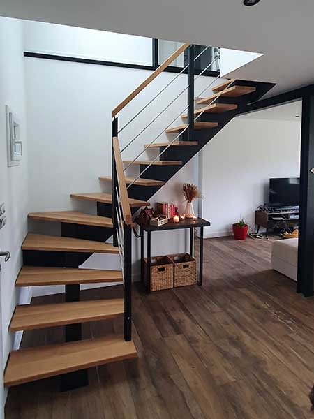 Escalier à limon central en bois et métal