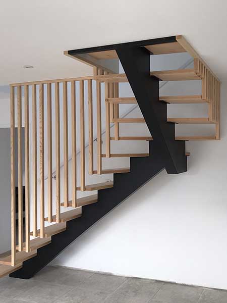 Escalier à limon central en bois et métal