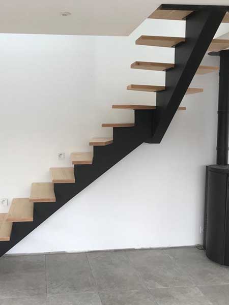 Escalier à limon central en bois et métal
