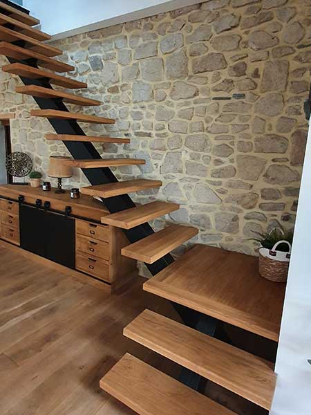Escalier à limon central en bois et métal
