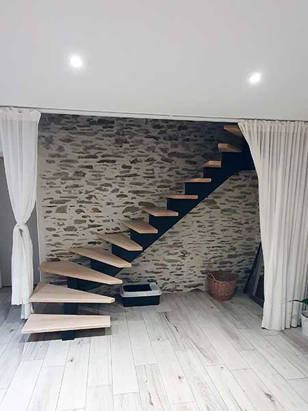 Escalier à limon central en bois et métal