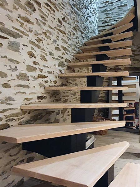 Escalier à limon central en bois et métal
