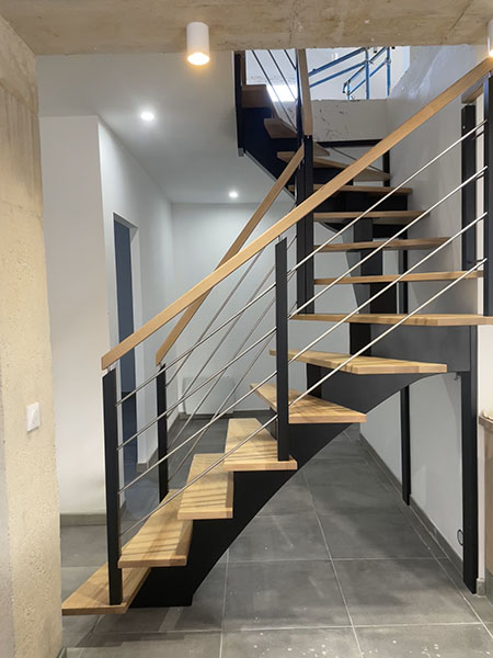 Escalier à limon central en bois et métal
