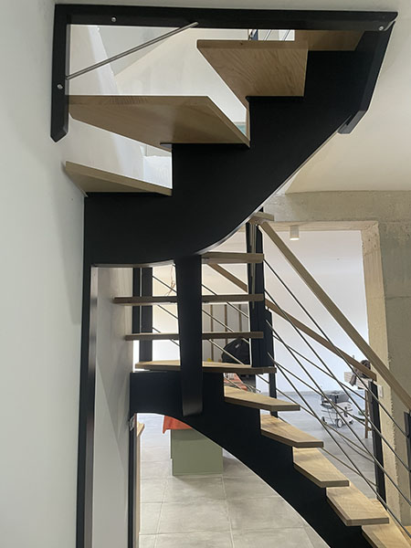 Escalier à limon central en bois et métal