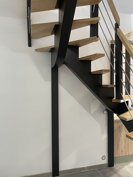 Escalier à limon central en bois et métal