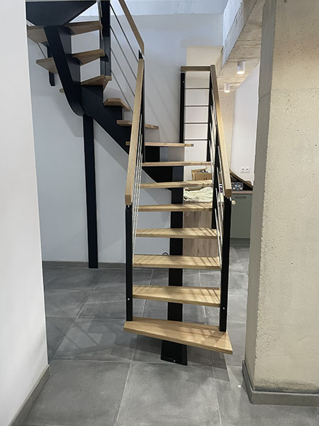Escalier à limon central en bois et métal