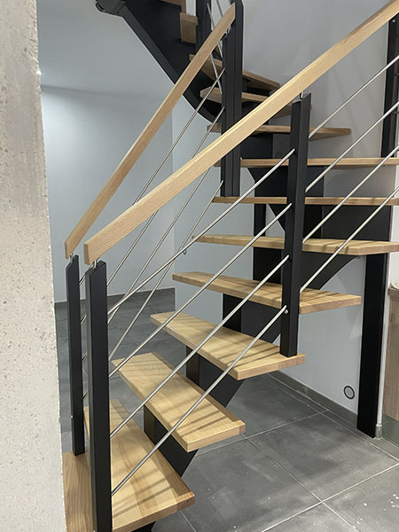 Escalier à limon central en bois et métal