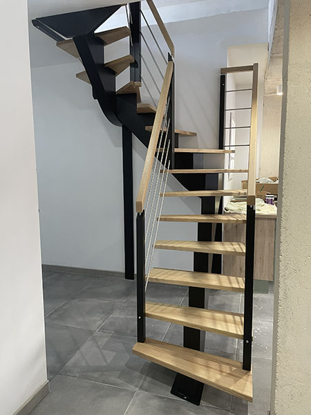 Escalier à limon central en bois et métal