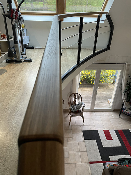 Escalier à limon central en bois et métal