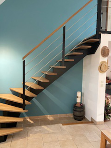 Escalier à limon central en bois et métal