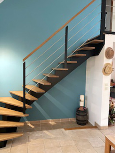 Escalier à limon central en bois et métal
