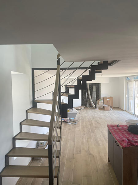 Escalier en bois et crémaillière métalique