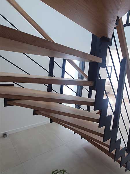 Escalier en bois et crémaillière métalique