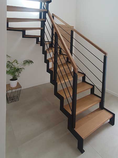 Escalier en bois et crémaillière métalique