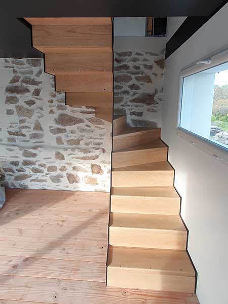 Escalier en bois et crémaillière métalique