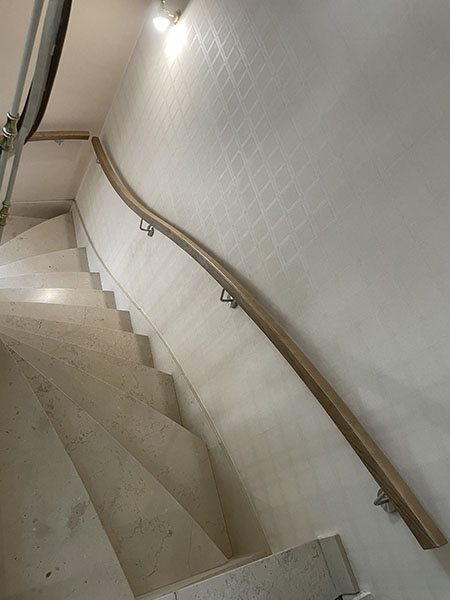 Escalier en bois et crémaillière métalique