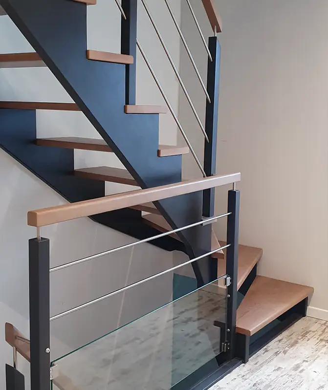 Escalier en bois et garde-corps en bois, métal et verre