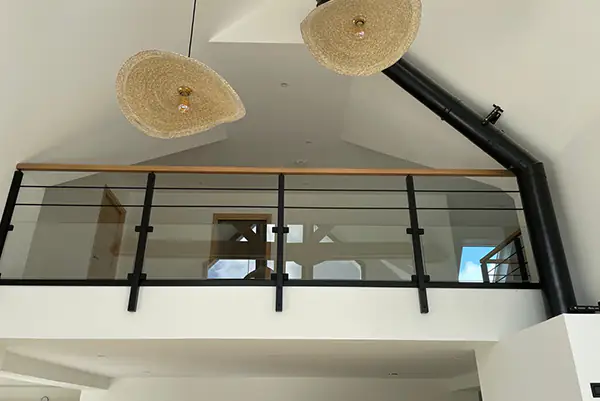 Garde-corps en bois, métal et verre